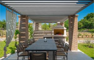 un patio avec une table, des chaises et un barbecue dans l'établissement Villa Carinzia, à Poreč