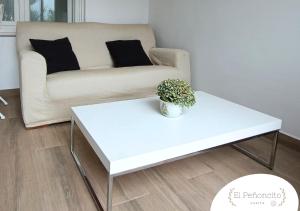 タコロンテにあるCasita El Peñoncitoのリビングルーム(ソファ、白いコーヒーテーブル付)