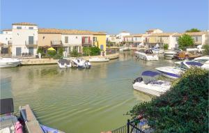 Výhled na řeku, která protéká v blízkosti prázdninového domu + 20 fotografií