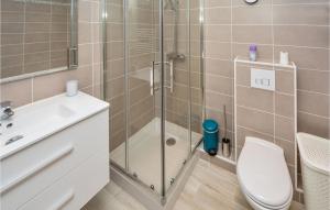 Koupelna v ubytování Cozy Home In Aigues-Mortes With Wifi