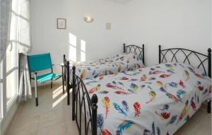 Postel nebo postele na pokoji v ubytování Cozy Home In Aigues-Mortes With Wifi