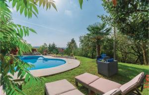 una piscina en un patio con 2 tumbonas al lado en Apartment Veli Jezenj 05, en Veli Ježenj