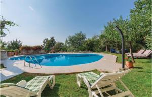 una piscina con 2 sillas y un columpio en Apartment Veli Jezenj 05, en Veli Ježenj