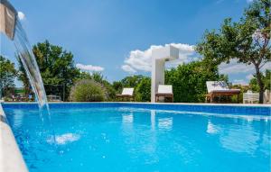 Bazén v ubytování Holiday Home Prolozac Donji Ix nebo v jeho okolí