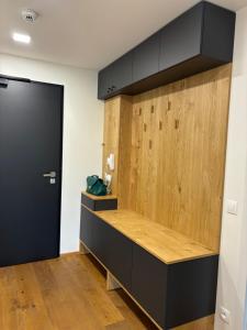 szatnia z drewnianą ścianą w obiekcie Teehouse Golf Apartment w mieście Czeladna +16 zdjęć