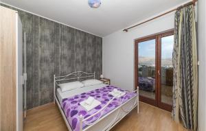 Posteľ alebo postele v izbe v ubytovaní Three-Bedroom Apartment In Okrug Donji