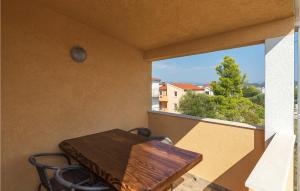 Balkón nebo terasa v ubytování One-Bedroom Apartment In Okrug Donji