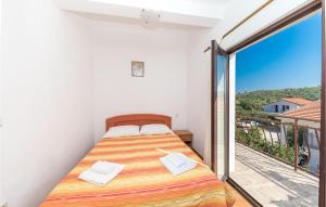 Postel nebo postele na pokoji v ubytování One-Bedroom Apartment In Okrug Donji