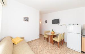 Kuchyň nebo kuchyňský kout v ubytování One-Bedroom Apartment In Okrug Donji