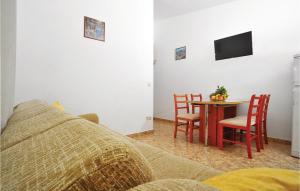 TV a/nebo společenská místnost v ubytování One-Bedroom Apartment In Okrug Donji + 9 fotografií