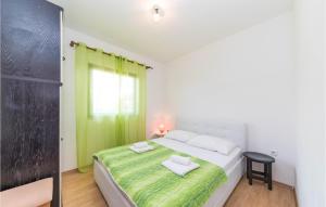 Postel nebo postele na pokoji v ubytování One-Bedroom Apartment In Okrug Donji