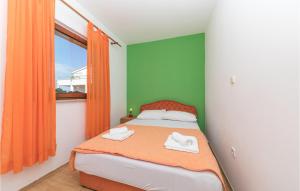 Postel nebo postele na pokoji v ubytování One-Bedroom Apartment In Okrug Donji