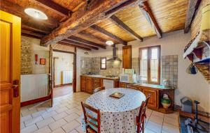 Η κουζίνα ή μικρή κουζίνα στο Stunning Home In St Pierre D'eyraud