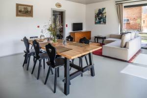 una sala da pranzo con tavolo e sedie in legno di Domek u ráje a Bystřice