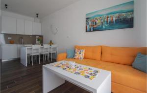 Kuchyňa alebo kuchynka v ubytovaní Lovely Apartment In Okrug Gornji