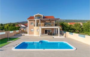 Piscina de la sau aproape de Nice Home In Dubrava Kod Sibenika