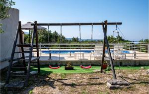 Bazén v ubytování Holiday Home Pelegrin 58 nebo v jeho okolí