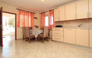 Kuchyň nebo kuchyňský kout v ubytování Holiday Home Pelegrin 58
