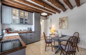 eine Küche und ein Esszimmer mit Tisch und Stühlen in der Unterkunft Awesome Home In Jadranovo in Jadranovo