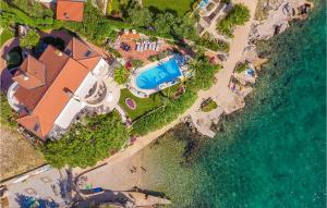 widok z lotu ptaka na dom i plażę w obiekcie Nice Apartment In Porat - Malinska w mieście Porat
