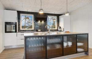 Η κουζίνα ή μικρή κουζίνα στο Nice Home In Hadsund With Sauna