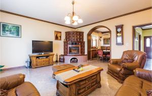 TV a/nebo společenská místnost v ubytování 3 Bedroom Amazing Home In Jurdani