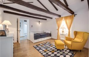 ein Schlafzimmer mit einem Bett und einem gelben Stuhl in der Unterkunft Awesome Home In Jadranovo in Jadranovo