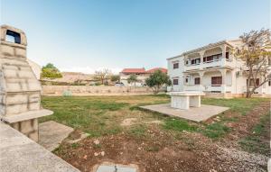 Κήπος έξω από το 2 Bedroom Nice Apartment In Kustici +18 φωτογραφίες