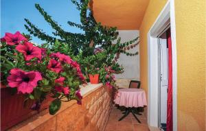 Balkón nebo terasa v ubytování Two-Bedroom Apartment In Okrug Donji