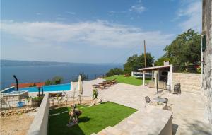 Vue d'un jardin avec un chien debout sur la pelouse dans l'établissement Awesome Home In Jesenice With Kitchen, à Jesenice 29 autres photos