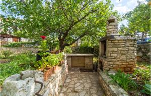 Κήπος έξω από το Nice Apartment In Umag With Kitchen