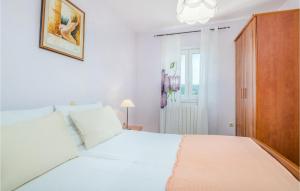 Łóżko lub łóżka w pokoju w obiekcie Cozy Apartment In Cizici