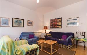 salon z 2 kanapami i stołem w obiekcie 2 Bedroom Lovely Apartment In Rovinj w Rovinj