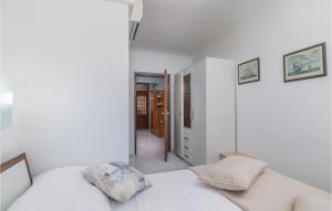 Postel nebo postele na pokoji v ubytování Stunning Apartment In Labin With Wifi