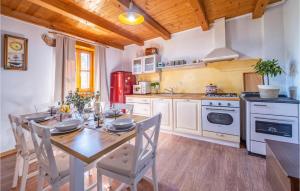 Kuchyň nebo kuchyňský kout v ubytování Lovely Home In Bosiljevo With Kitchen