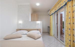 Postel nebo postele na pokoji v ubytování Stunning Apartment In Labin With Wifi