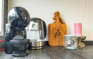 heinkenszandにある2 Bedroom Amazing Home In Heinkenszandのコーヒーメーカーとブレンダーが置かれたキッチンカウンター +14枚の写真