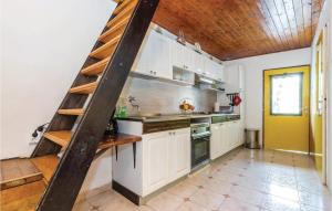 Kuchyň nebo kuchyňský kout v ubytování Awesome Apartment In Novi Vinodolski