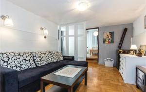 Posezení v ubytování Awesome Apartment In Novi Vinodolski + 14 fotografií