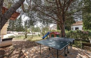 Stolní tenis v ubytování Two-Bedroom Apartment In Sv,petar nebo okolí