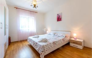 Postel nebo postele na pokoji v ubytování Three-Bedroom Holiday Home In Neoric