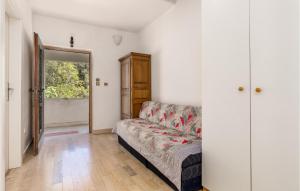 Postel nebo postele na pokoji v ubytování 3 Bedroom Nice Apartment In Cres