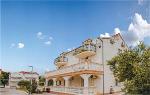 ein großes weißes Gebäude mit Balkon auf einer Straße in der Unterkunft Apartment Stablinec Iv,br, Cr in Vodice