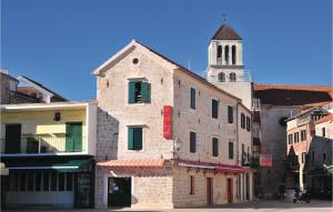ein altes Steingebäude mit einem Kirchturm im Hintergrund in der Unterkunft Apartment Stablinec Iv,br, Cr in Vodice + 24 Fotos