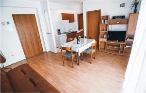 ein Wohnzimmer mit Tisch und Küche in der Unterkunft Apartment Stablinec Iv,br, Cr in Vodice