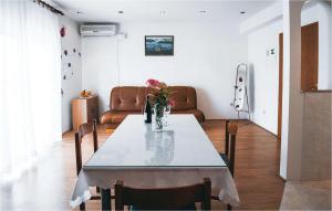 ein Esszimmer mit Tisch und Couch in der Unterkunft Apartment Stablinec Iv,br, Cr in Vodice