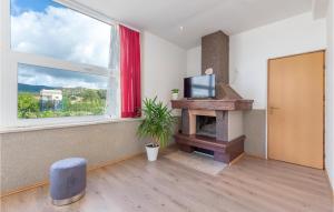 TV a/nebo společenská místnost v ubytování Three-Bedroom Holiday Home In Neoric