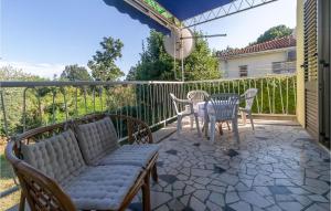 Μπαλκόνι ή βεράντα στο Cozy Apartment In Ika With Kitchen