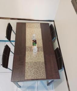 einen Tisch mit einer Flasche Wasser darüber in der Unterkunft Cozy Apartment, Airport CDG Exhibition Parc 14 min in Tremblay En France