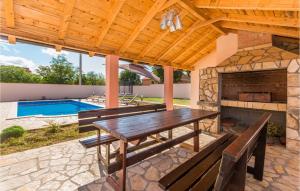 Bazén v ubytování 5 Bedroom Cozy Home In Biograd Na Moru nebo v jeho okolí